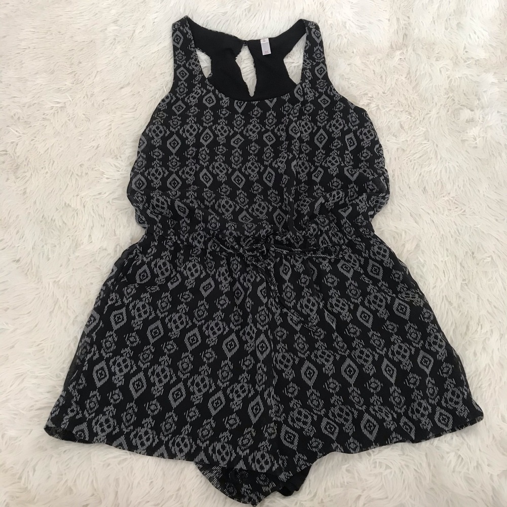 Black Patterned Romper With Pockets - image 1